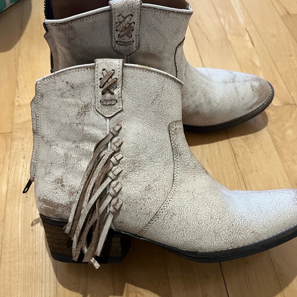 Very Volitile cow girl booties. Size 10 - Picture 2 of 6